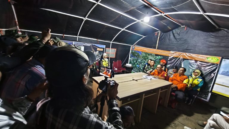 Tim SAR gabungan kembali menemukan jenazah pada hari kesebelas operasi pencarian korban longsor di Desa Pasirlangu, Kecamatan Cisarua, Kabupaten Bandung Barat (KBB)