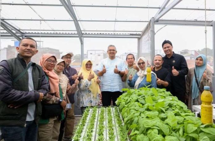 Waki Kota Bandung, Muhammad Farhan berpose bersama warga mnyukseskan Sirkular Bandung Utama.