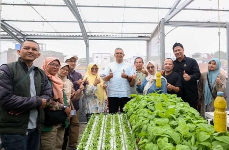 Waki Kota Bandung, Muhammad Farhan berpose bersama warga mnyukseskan Sirkular Bandung Utama.