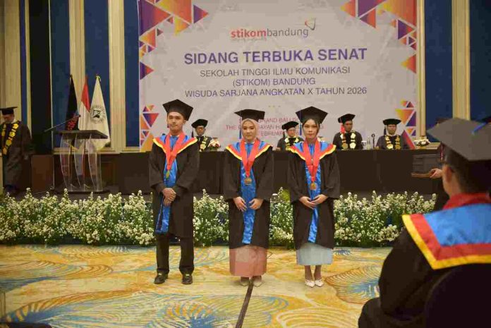 Stikom Bandung Wisuda 76 Lulusan, Siap Bersaing di Era Digital