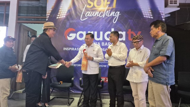 Kabiro Garuda TV Jabar memberikan cemdera mata kepada narasumber dalam diskusi panel inspirasi bangsa dari Jawa Barat, pada soft launching Garuda TV Jabar, Senin (2/3).