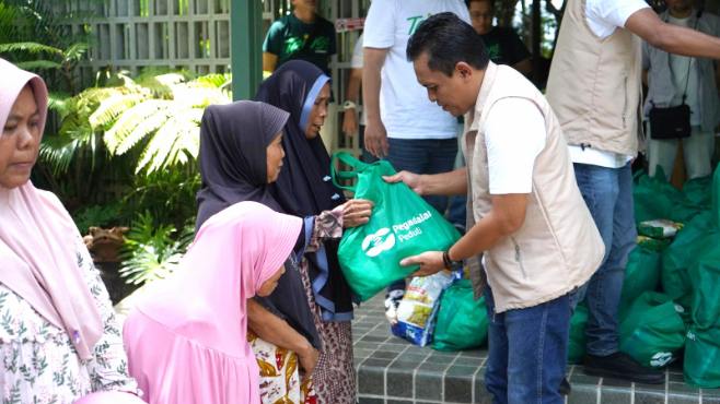 Pegadaian Serahkan Mobil Siaga dan Ratusan Sembako untuk Warga Batukaras