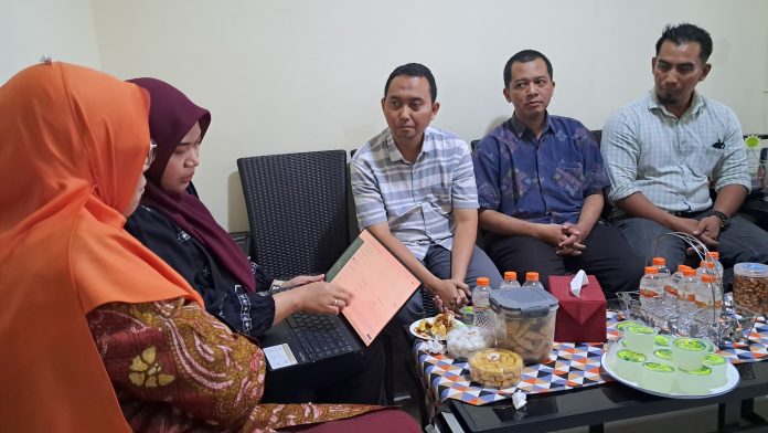 Sejumlah dosen menyampaikan aspirasi kepada Komisi X DPR RI, Leida Hanifah Amalia soal karier.