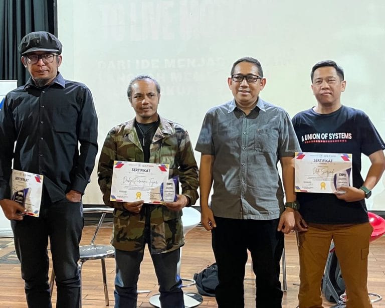 Wakil Ketua I STIKOM Bandung dan para narasumber pada Inspiring Talkshow. 