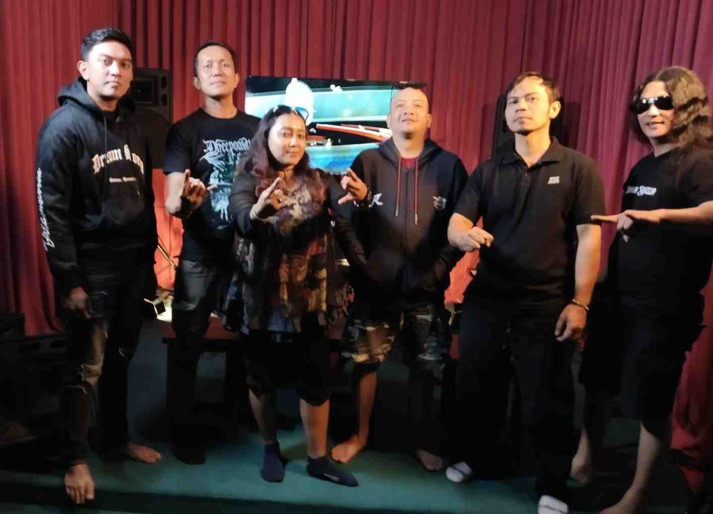 Deephoosty Band saat sesi wawancara bersama Hollowtr!pd.